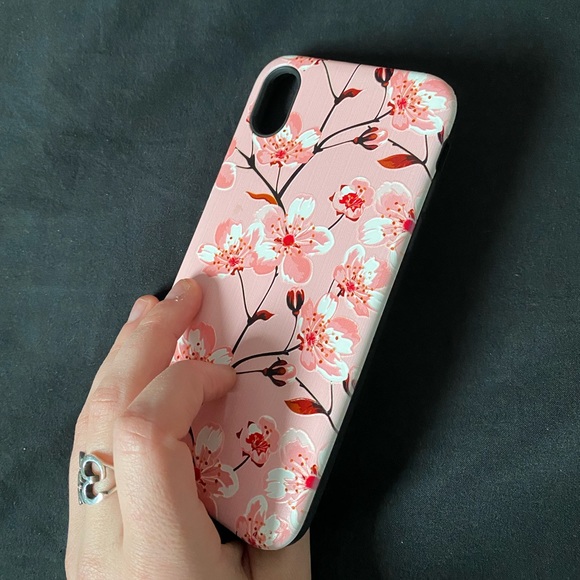 Pink phone case giving spring vibes! - Picture 1 of 3